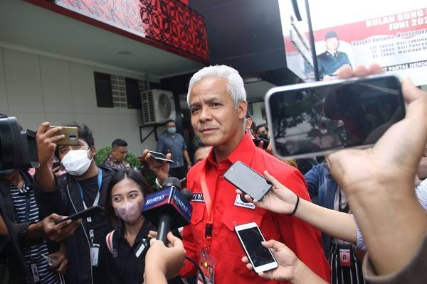 Gubernur Jateng, Ganjar Pranowo, saat melayani pertanyaan wartawan terkait usulan capres partai lain pada acara Sekolah DPP PDIP di Lenteng Agung, Jakarta Selatan, Kamis (16/6/2022). (Dok: Solopos)