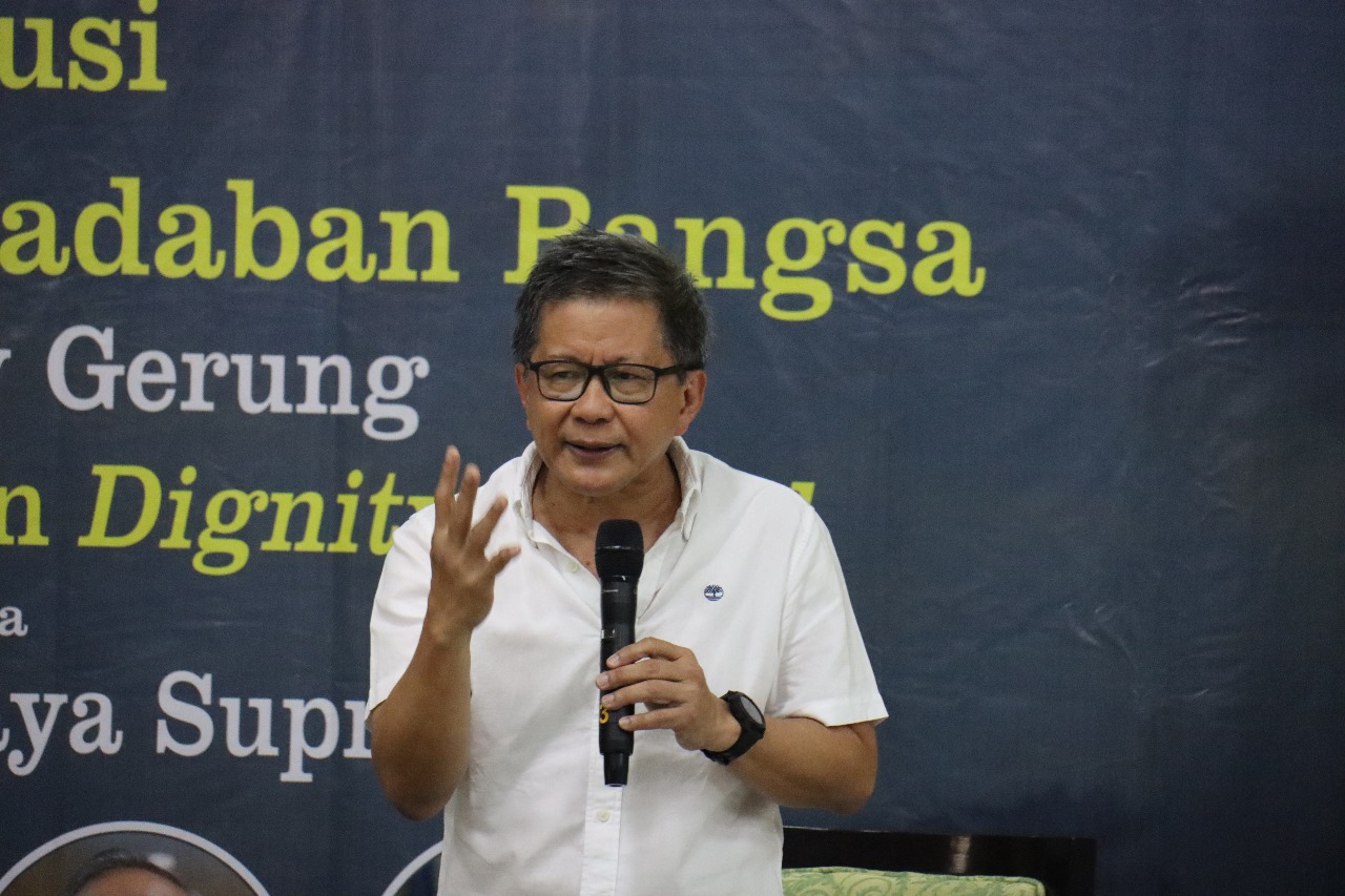 Rocky Gerung dalam Diskusi Demokrasi dan Peradaban dan Penganugerahan Dignity Award yang diselenggarakan atas kerjasama Institut Peradaban dan Universitas Paramadina di Auditorium Nurcholish Madjid Universitas Paramadina, Senin (6/11/2023)