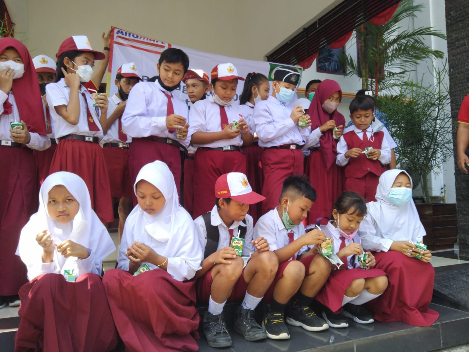 Siswa SD menikmati susu bantuan dari toko ritel modern