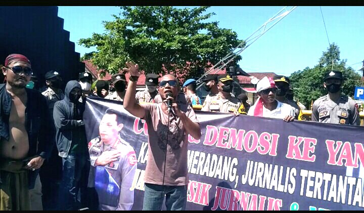 Ratusan Jurnalis mengepung Mapolres Sampang, meminta pertanggung jawaban atas sikap arogansi Kapolres Sampang