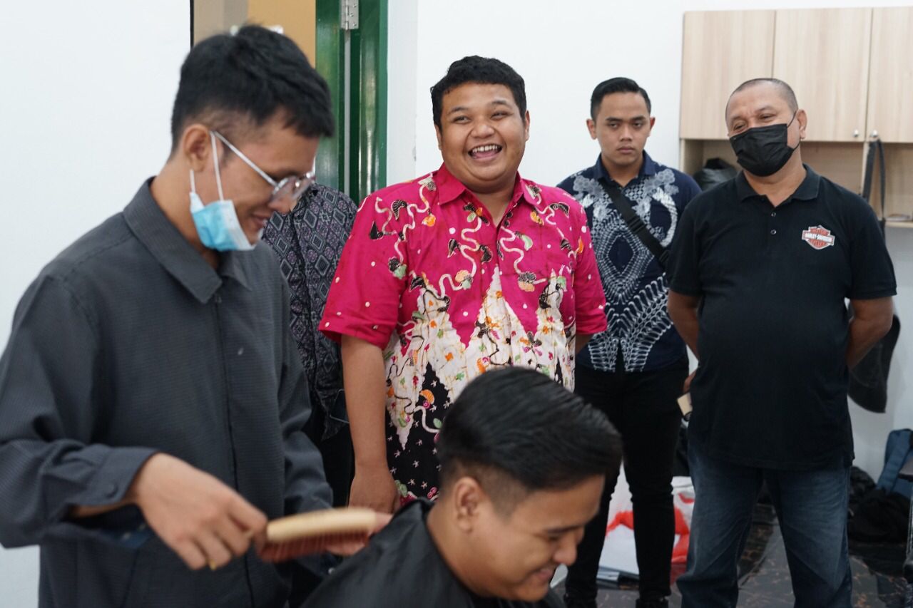 Wakil Sekretaris Dewan Pimpinan Cabang Partai Demokrasi Indonesia Perjuangan Kota Surabaya mengunjungi Rumah padat karya Gubeng