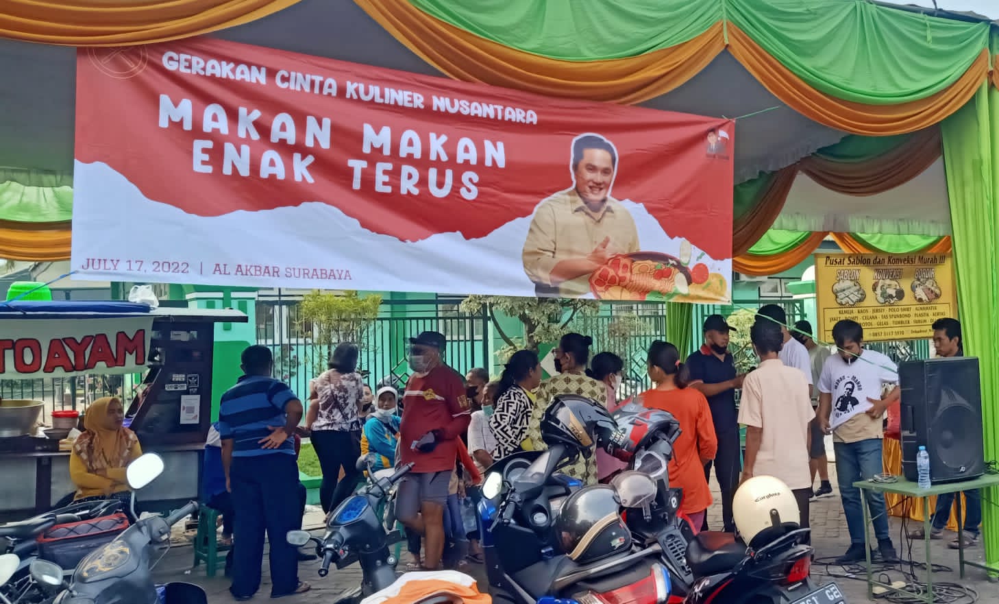 Gerakan Cinta Kuliner Nusantara di area parkir Masjid Nasional Al-Akbar Surabaya