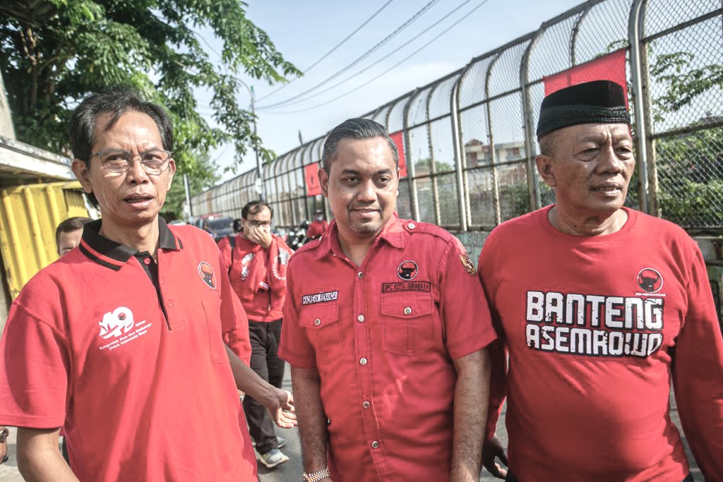 Kader-kader PDI Perjuangan Kota Surabaya kerja bakti bergotong-royong bersama warga membersihkan kampung Genting Kalianak, Asemrowo