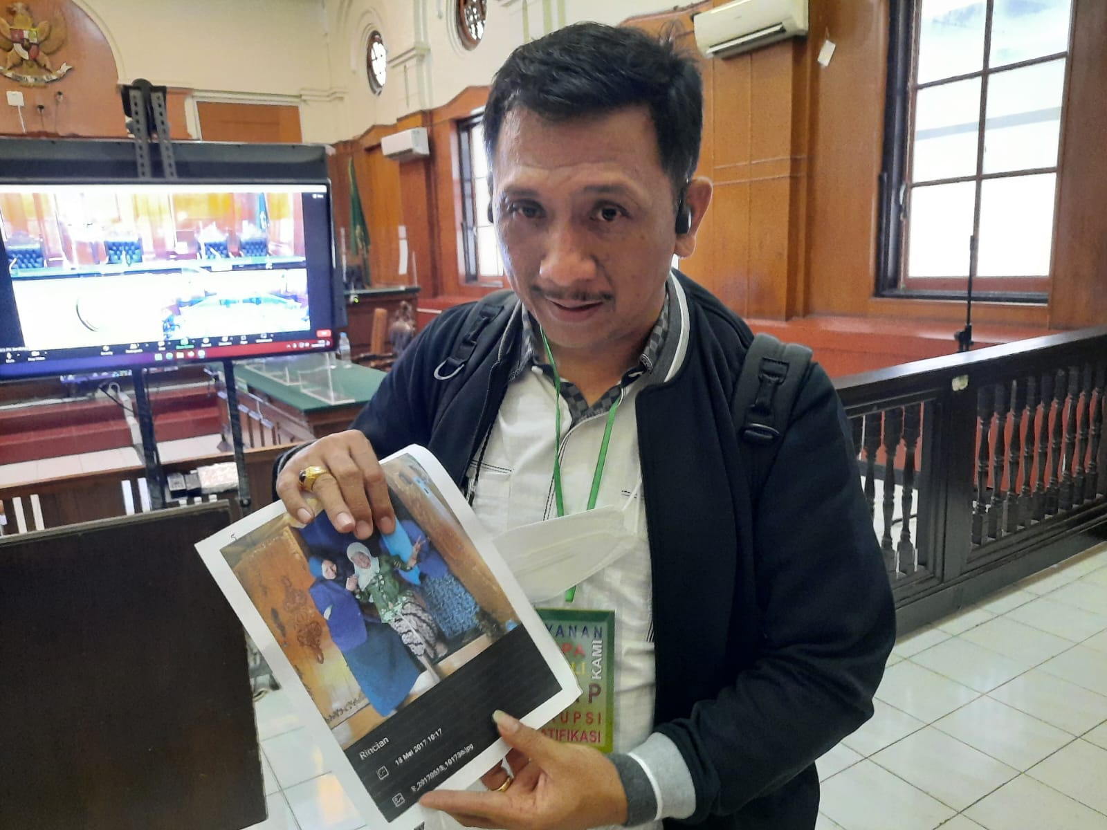 Pengacara menunjukkan bukti foto yang diungkap dalam sidang