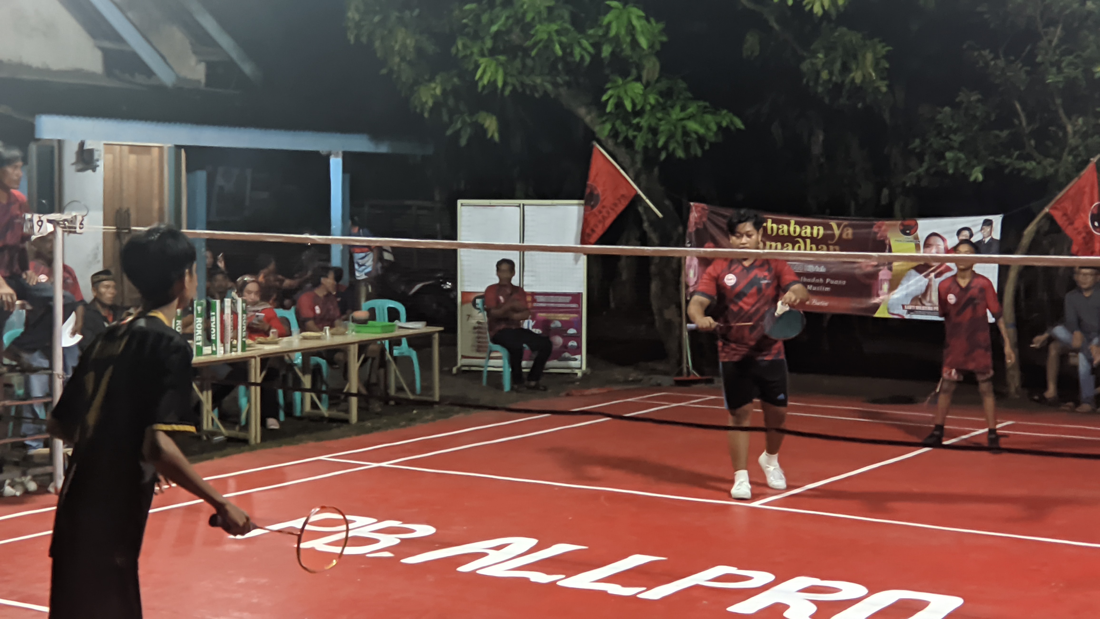 Jaring talenta muda, kader PDI Perjuangan Kota Probolinggo menggelar turnamen buku tangkis