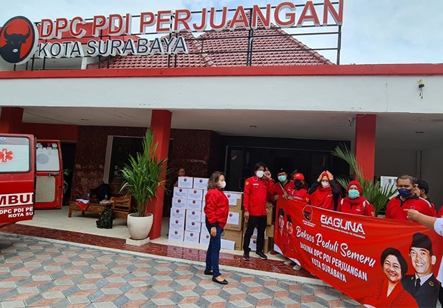 Baguna PDIP Kota Surabaya mengirimkan berbagai bantuan, ambulans serta relawan ke lokasi terdampak erupsi Gunung Semeru, Lumajang, Jatim. (IST)