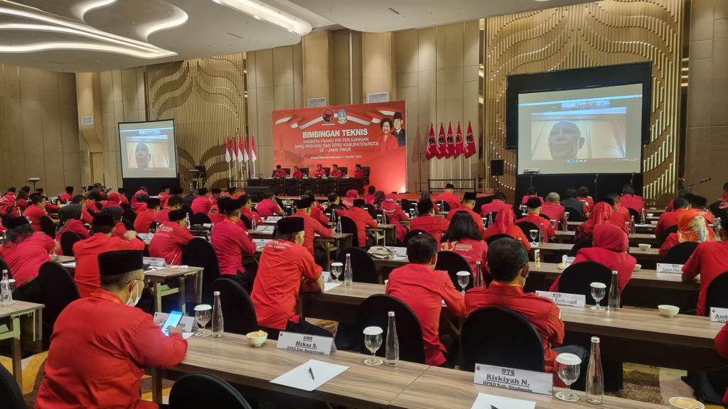 DPD PDI Perjuangan Jawa Timur menggelar kegiatan Bimbingan Teknis (Bimtek) bagi anggota Fraksi Tingkat Provinsi dan Kabupaten/Kota di Ballroom Hotel Grand Mercure, Kecamatan Blimbing, Kota Malang, Senin (6/3/2023)