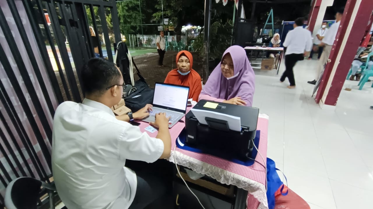 Dinas Penanaman Modal Pelayanan Terpadu Satu Pintu (DPMPTSP) untuk memberikan penjelasan dan membantu pengurusan NIB untuk warga yang memiliki usaha