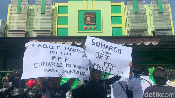 Puluhan massa yang mengatasnamakan Front P3 (Pembela Penegak PPP) menggelar aksi demonstrasi di depan Kantor DPW PPP Jatim, Jumat (24/6) siang.