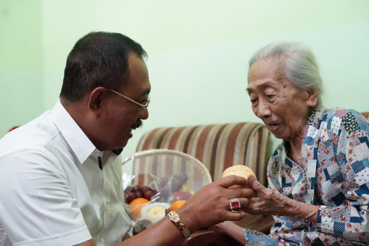 Wakil Walikota Surabaya Armuji Sambangi "Mbah Supartini" yang berusia 100 tahun