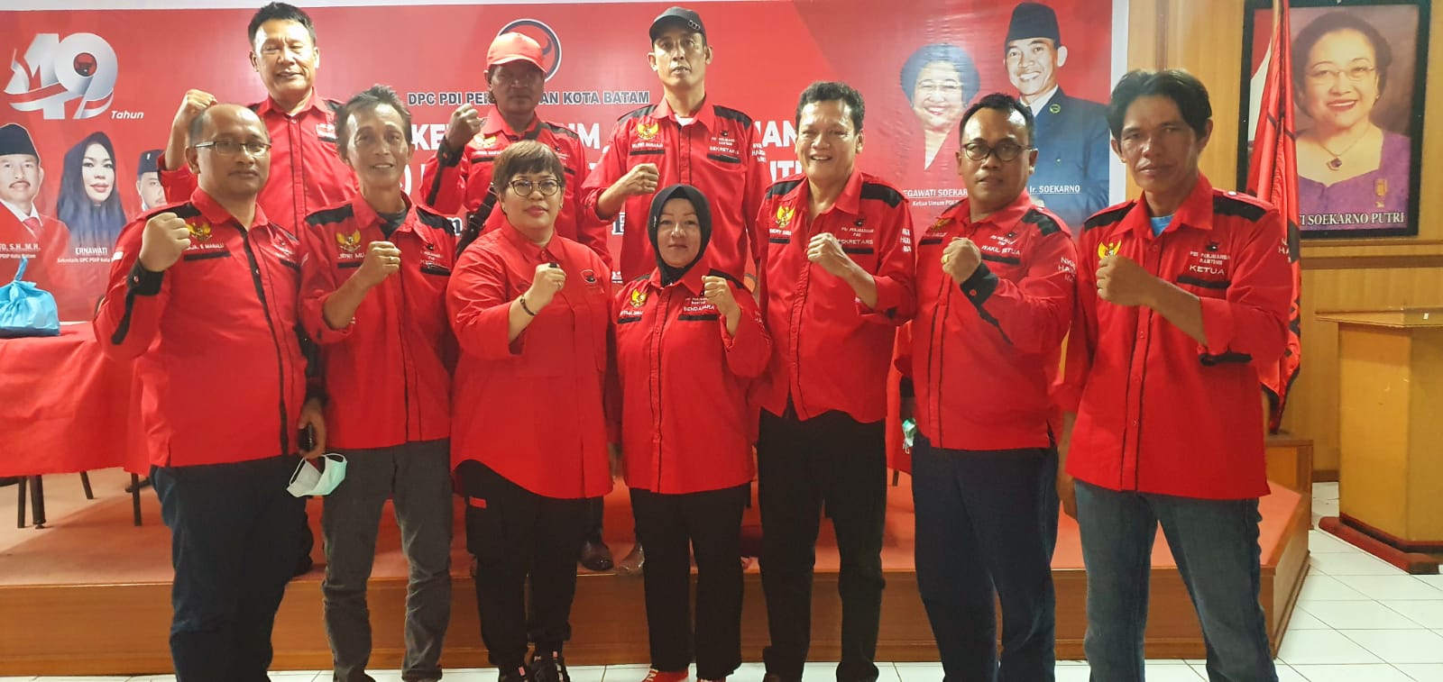 Sekretaris DPC PDI Perjuangan, Ernawati foto bersama dengan kader dan pengurus partai.