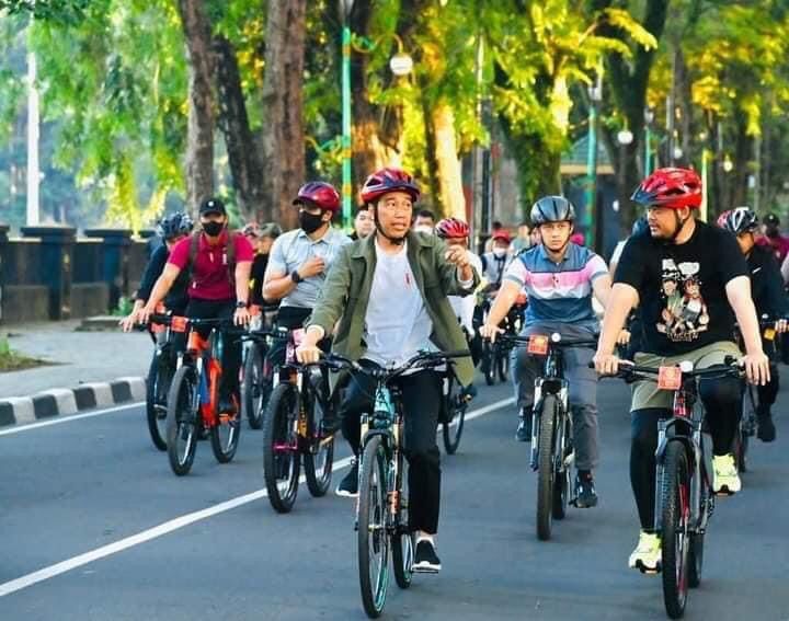 Presiden Joko Widodo bersepeda pagi bersama Gubernur Sumatra Utara Edy Rahmayadi dan Wali Kota Medan Bobby Nasution