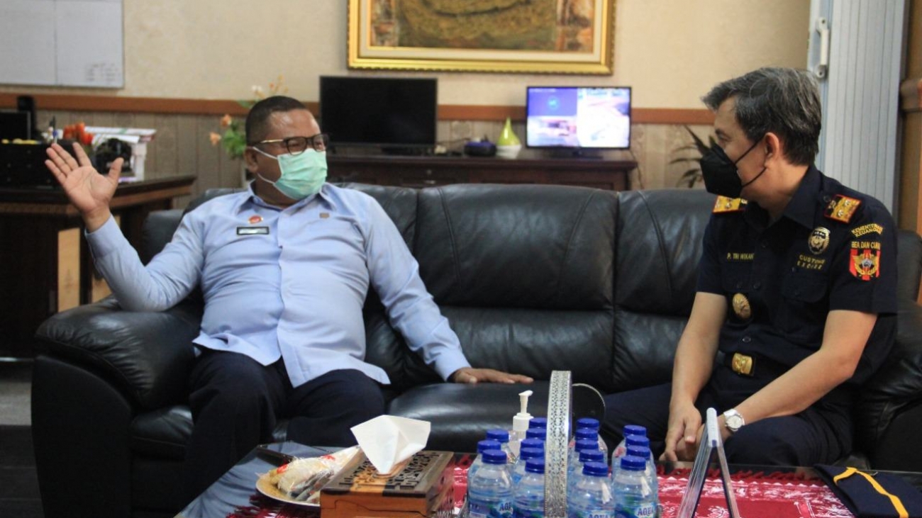 Kakanwil Kemenkumham Jatim Krismono. Kakanwil Bea Cukai Jatim I Padmoyo Tri Wikanto.