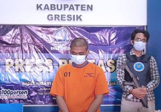 Tersangka Fikri saat berada di BNNK Gresik.