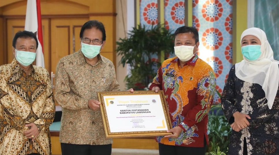 Kepala BPN Lamongan R Agus Mahendra didampingi Gubernur Jawa Timur Khofifah Indar Parawansa menerima penghargaan dari Menteri ATR Sofyan A Djalil 