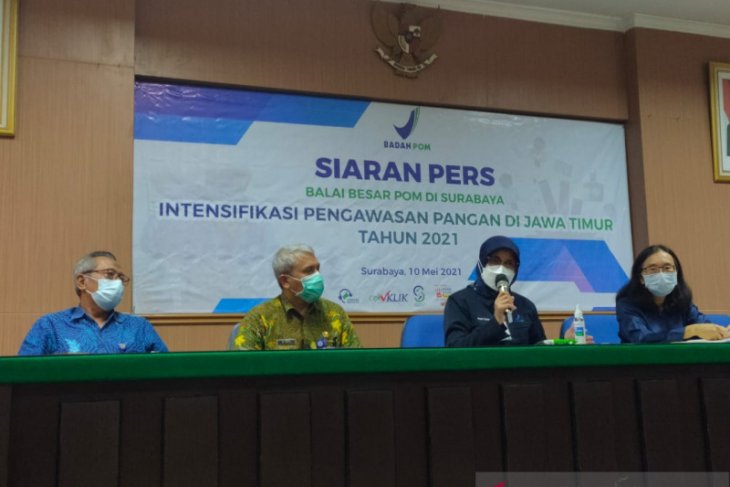 BPOM Surabaya merilis temuan produk pangan tak mempunyai izin edar di Surabaya, Senin (10/5/2021). (ant)