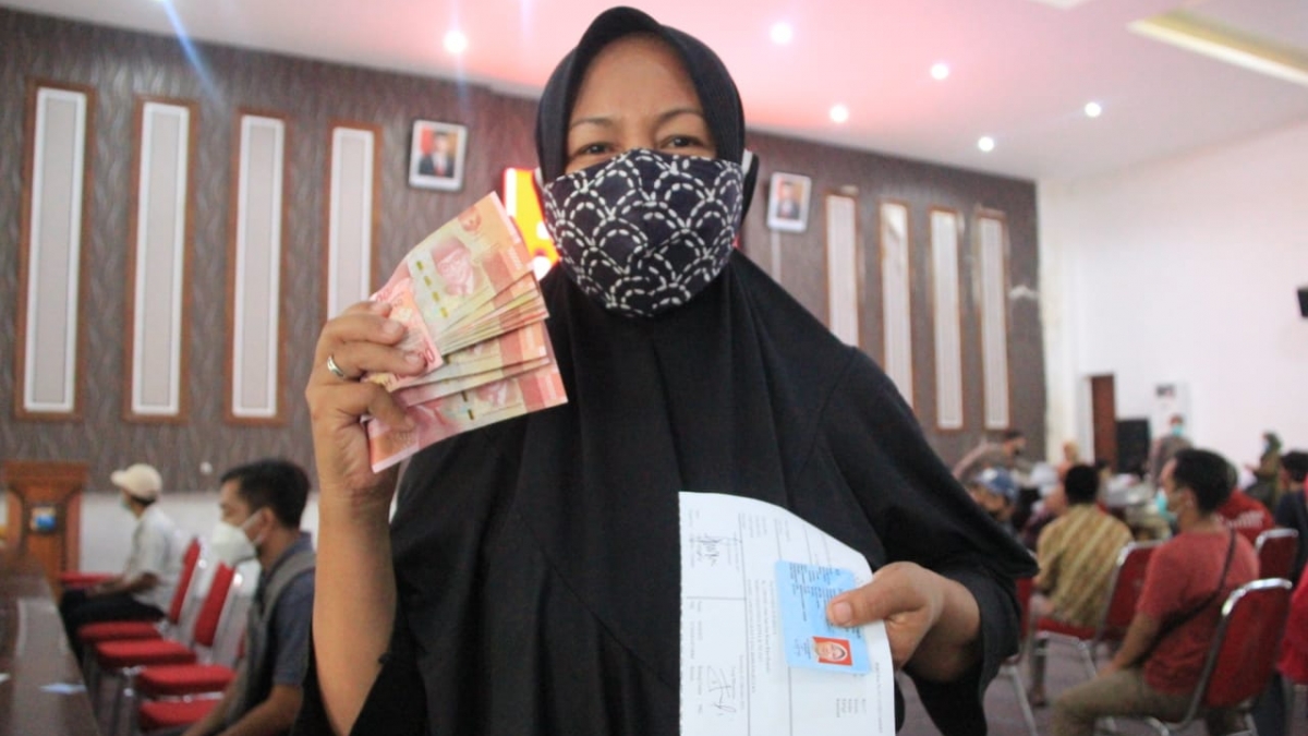 Penyerahan bantuan untuk Pedagang Kaki Lima dan Warung dari pemerintah.