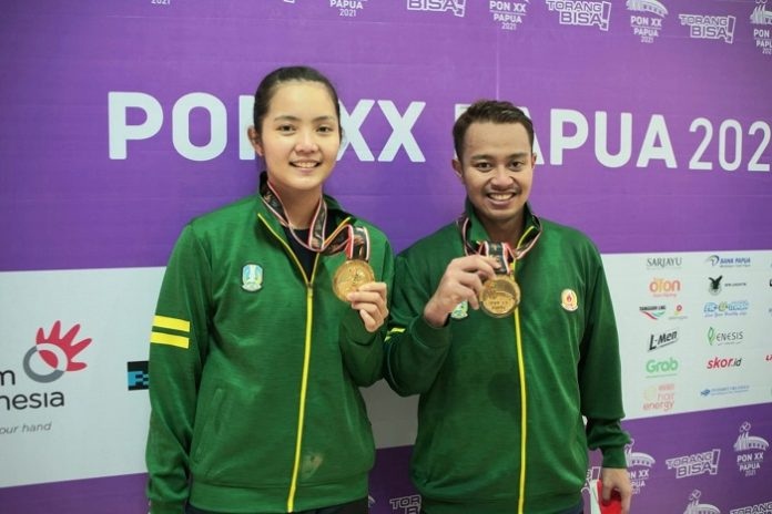 Pasangan Naufal Kusharjanto/Marheilla Gischa Islami meraih emas bulutangkis nomor ganda campuran PON XX 2021 Papua.