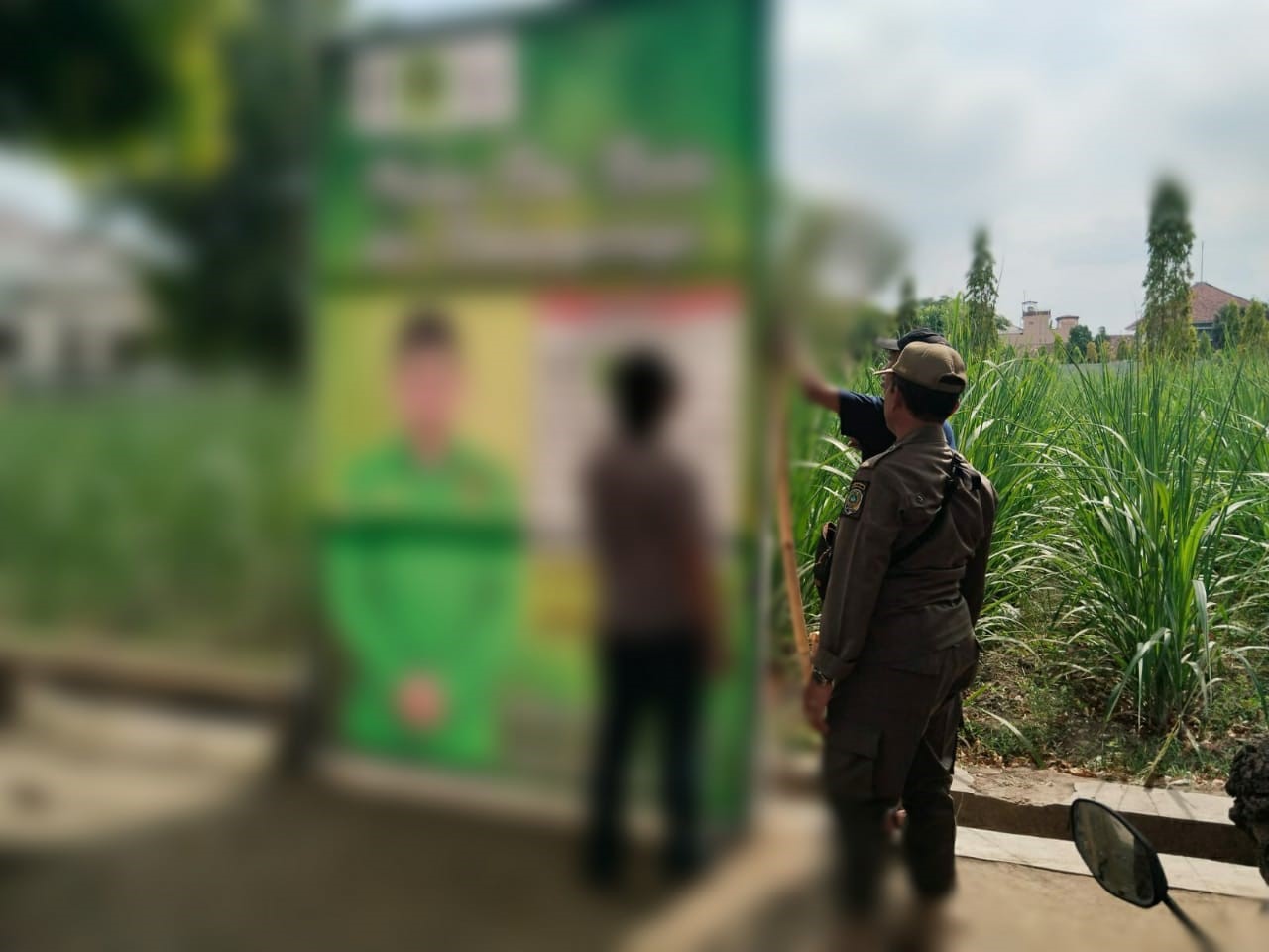 Foto : Satpol PP saat pindahkan Banner caleg yang mengganggu arus lalin.