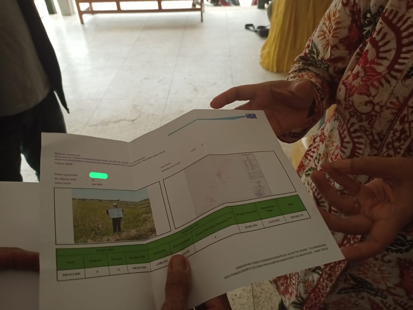 Warga menerima surat pernyataan harga ganti rugi