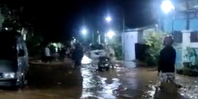 Banjir di Nganjuk, Minggu (14/2) malam, menyebabkan banyak rumah tergenang. Warga pun mengungsi ke tempat aman