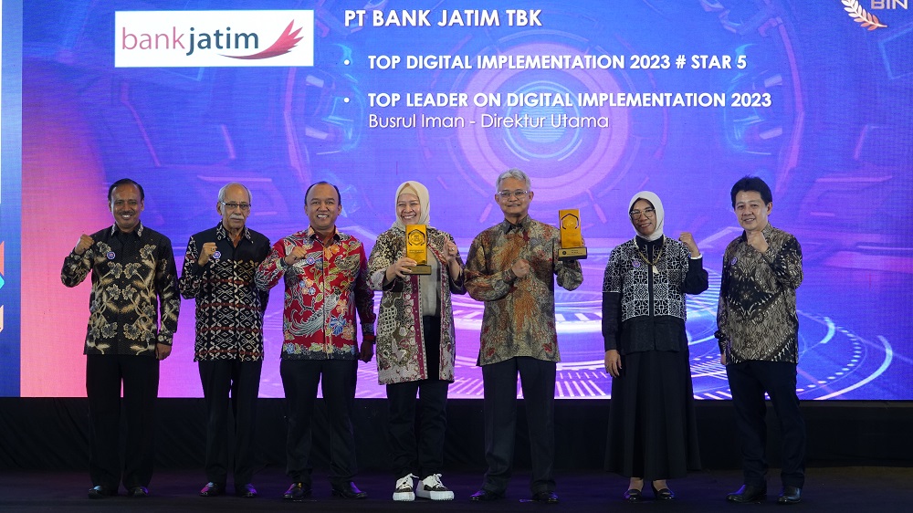 Direktur IT & Digital bank Jatim Zulhelfi Abidin dan SEVP Consumer Banking bank Jatim Hermita di ajang TOP Digital Awards 2023. (Humas Bank Jatim)