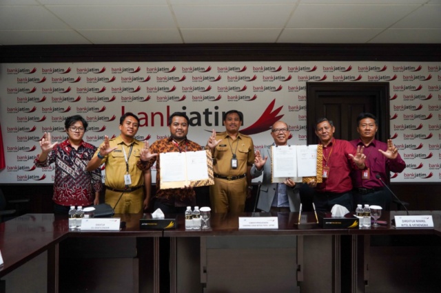 Direktur Mikro, Ritel, dan Menengah bank Jatim R. Arief Wicaksono dan Direktur CV Gratis Ongkir Haryopramandito Nandastun Irawan, serta Pihak Kepala Biro barang dan Jasa Pemprov Jatim saat Perjanjian Kerjasama. (Dok. Humas Bank Jatim)