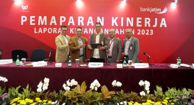 Dirut Bank Jatim, Busrul Iman bersama jajaran direksi menyampaikan laporan kinerja 2023. (Dok Humas Bank Jatim)