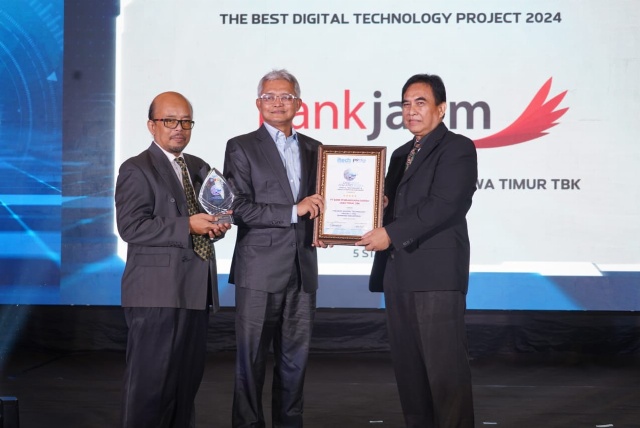 Direktur IT & Digital bank jatim Zulhelfi Abidin menerima penghargaan dari Itech. (Dok. Bank Jatim)