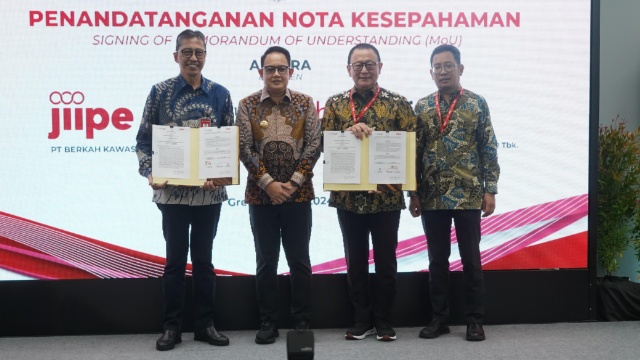 Direktur Utama bank jatim Busrul Iman dan Direktur Utama PT Berkah Kawasan Manyar Sejahtera Bambang Soetiono S melakukan tanda tangan MoU yang disaksikan Pj. Gubernur Jatim, Adhy Karyono. Foto: dok. humas bankjatim 