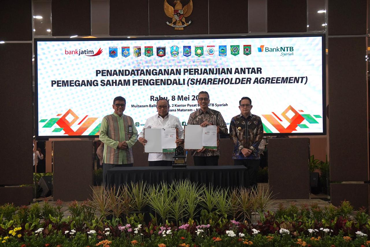Direktur Utama bank jatim Busrul Iman dan Pj. Gubernur Nusa Tenggara Barat Lalu Gita Ariadi, yang disaksikan oleh Pj. Gubernur Jatim, Adhy Karyono. (Foto: Bank Jatim)