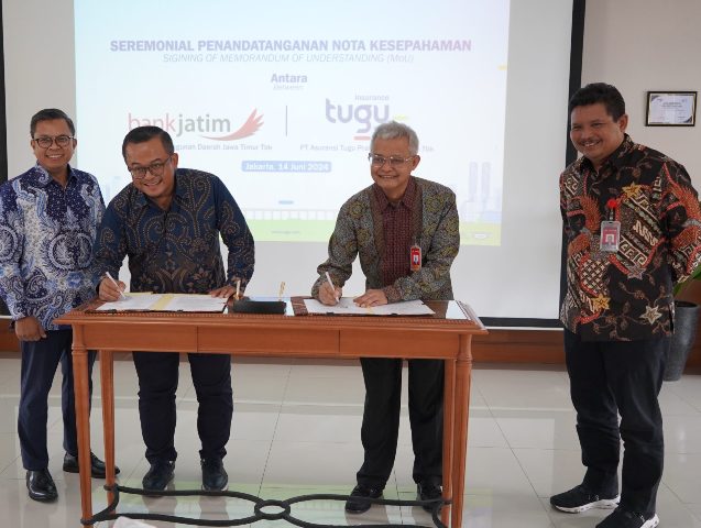 Penandatanganan MoU itu dihadiri oleh Plt. Direktur Operasi bank jatim Zulhelfi Abidin, Direktur Kepatuhan dan Manajemen Risiko Tugu Insurance Edi Yoga Prasetyo, SEVP Korporasi, Sindikasi, dan Kelembagaan bank jatim Koerniawan Prijambodo, dan Deputy Direc