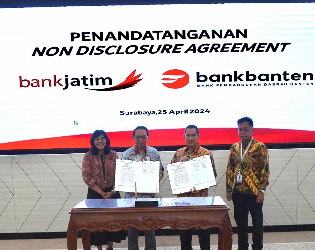 Direktur Keuangan, Treasury & Global Services bank jatim Edi Masrianto dan Direktur Operasional Bank Banten Bambang Widyatmoko serta disaksikan oleh SEVP Network & Services bank jatim Revi Adiana Silawati. Melakukan pendatanganan NDA. (Dok. humas Bank Jat