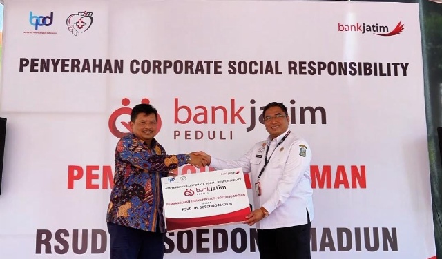 SEVP Korporasi, Sindikasi & Kelembagaan Bank Jatim Kurniawan Priambodo memberikan secara simbolis CSR ke Direktur RSUD dr. Soedono Tauhid Islamy. (Dok. Humas Bank Jatim) 