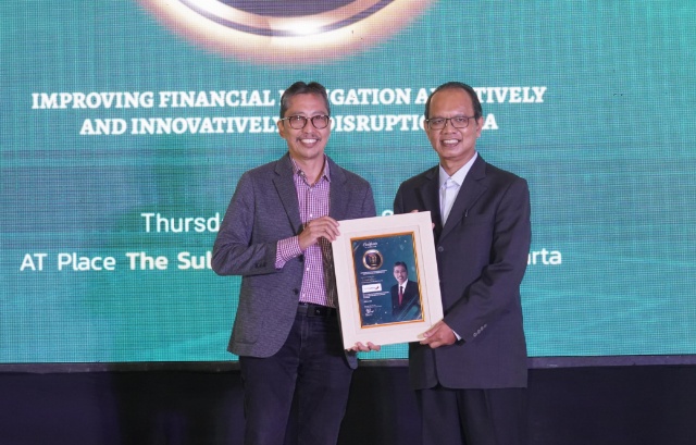 Best Leader for Transformation Progress Acceleration to Optimizing Market Potential (Category: KBMI2, BPD) yang diterima oleh Direktur Utama Bank Jatim Busrul Iman. (Dok humas bank jatim