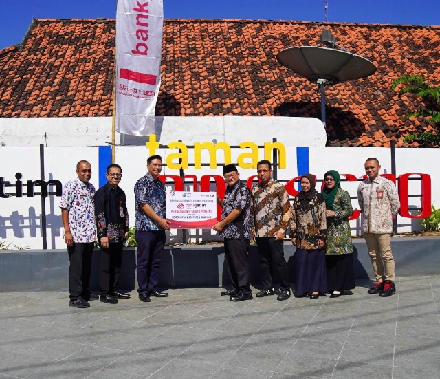 Pemberian bantuan CSR Bank Jatim secara simbolis oleh AVP Komunikasi Korporat bank jatim Bambang Supriadi kepada Pj. Bupati Sampang Rudi Arifianto. (Dok humas Bank Jatim)