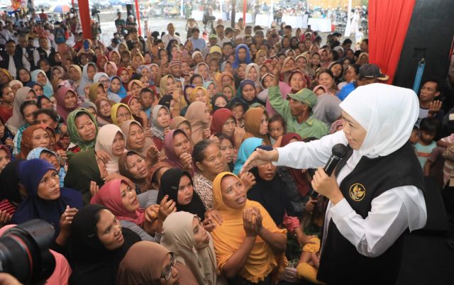Gubernur Khofifah Salurkan Bansos dan Tali Asih di Probolinggo. (Foto: dok.HumasJatim)