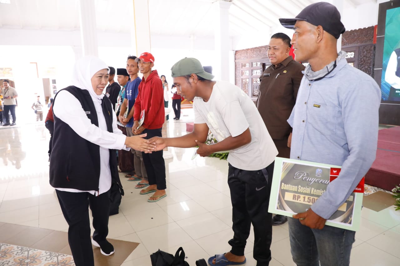 Gubernur Jawa Timur, Khofifah Indar Parawansa, turun menyalurkan bansos di Pendopo Nyawiji Ngesti Wenganing Gusti, Kabupaten Pasuruan (Pemprov Jatim)