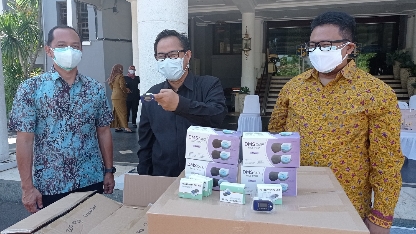 Penyerahan secara simbolik, PT HM Sampoerna saat memberikan ratusan Oximeter.