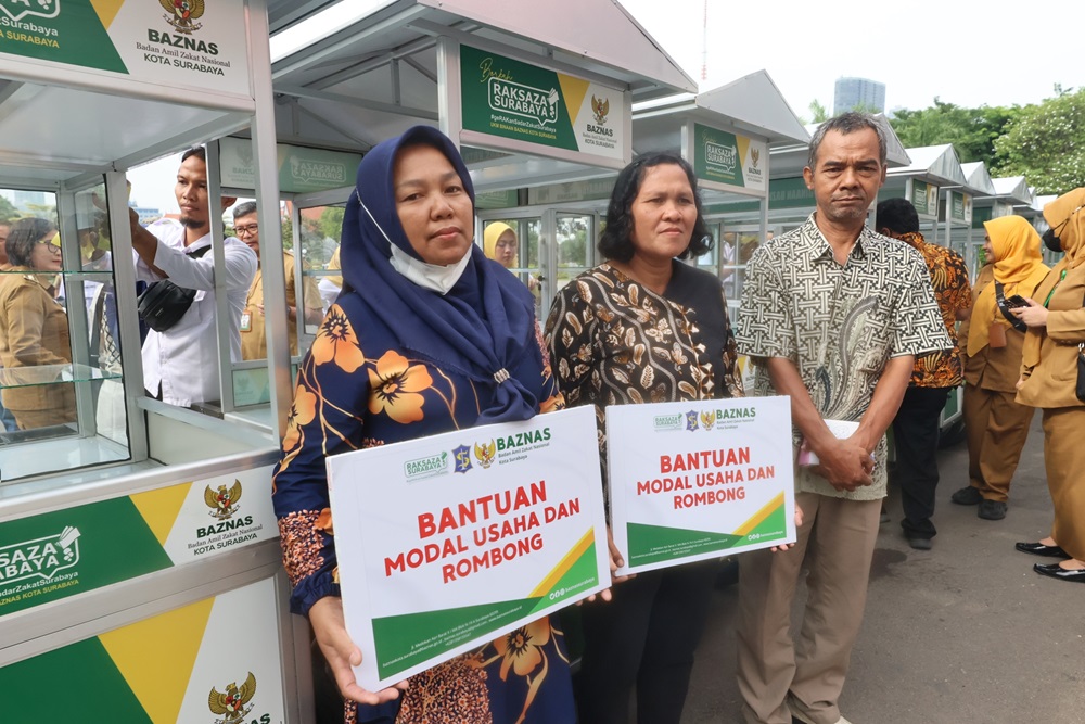 Pemkot Surabaya memberikan bantuan berupa modal usaha, rombong, mesin jahit, hingga peralatan 