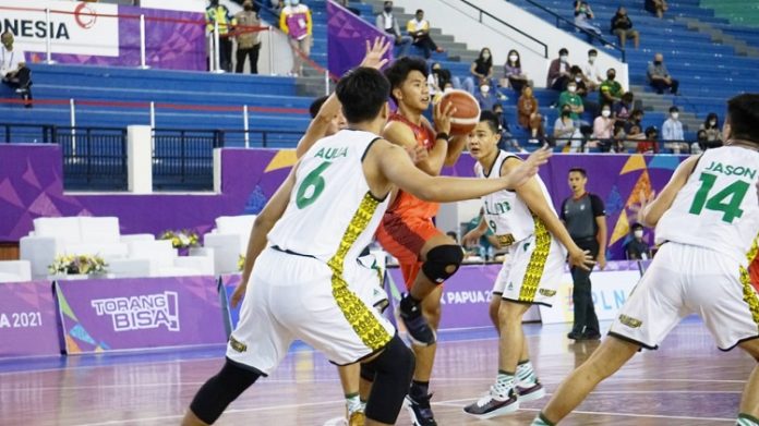 Tim basket putra Jatim (kostum putih) melawan Bali di Mimika Sports Complex, Rabu (6/10/2021) sore.