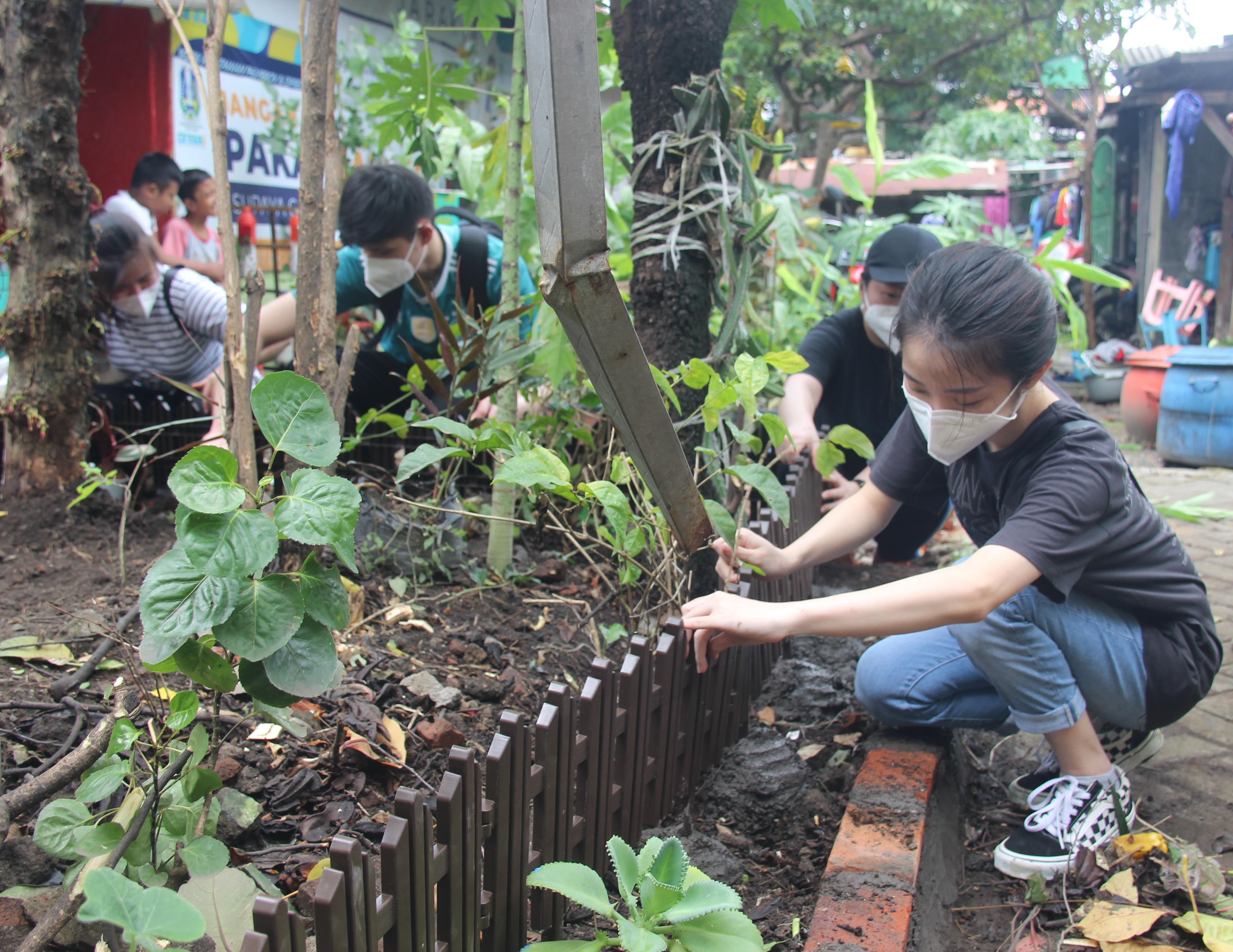 Mahasiswa UK Petra saat menjalankan program kerja mereka di Kelurahan Margorejo, Surabaya.