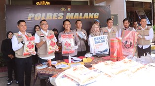 PolisibBongkar jaringan pemalsu beras Bulog jadi kemasan premium di Malang 