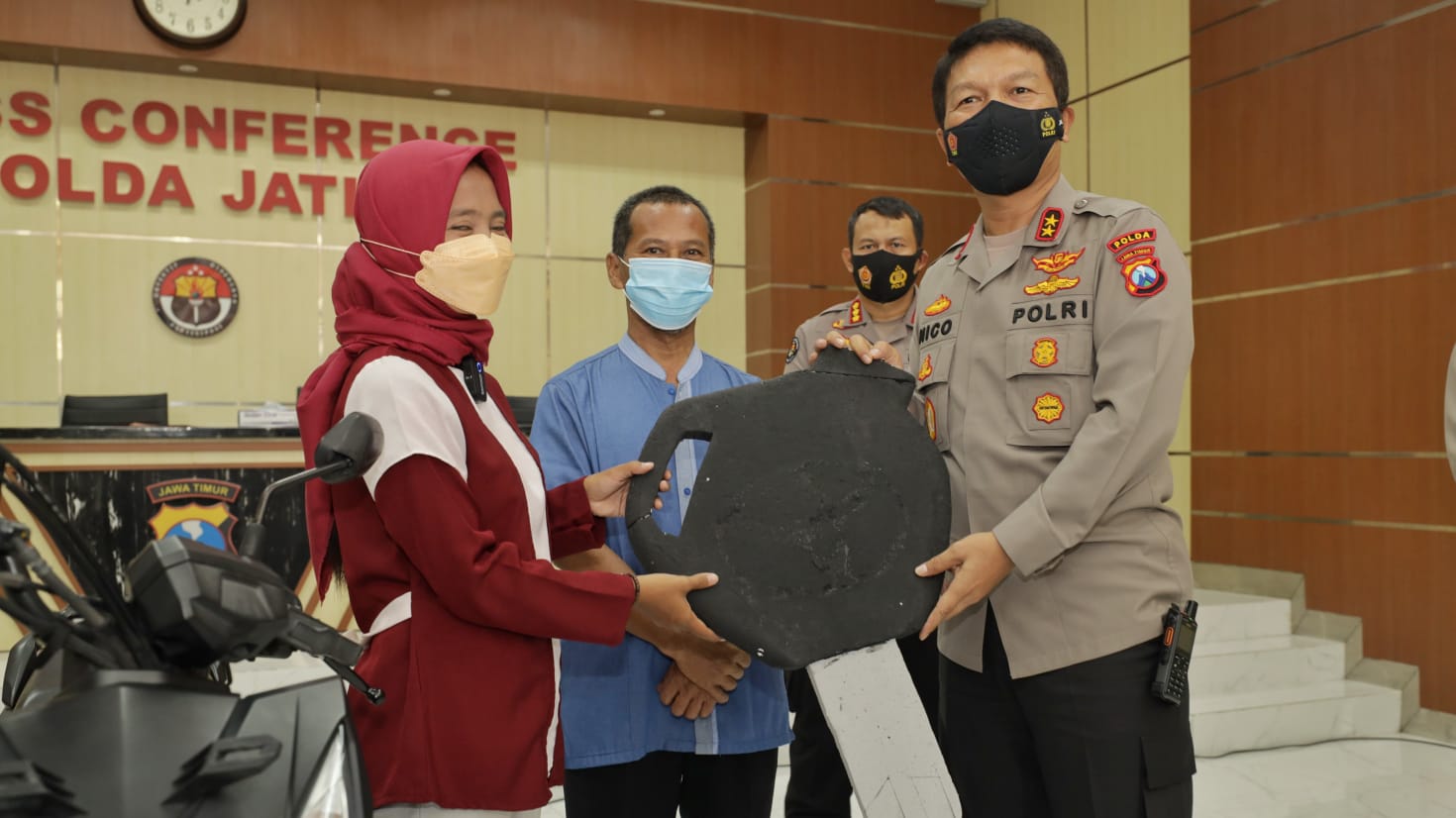 Kapolda mengembalikan motor ojol yang jadi korban pencurian. (tribratanewspoldajatim)
