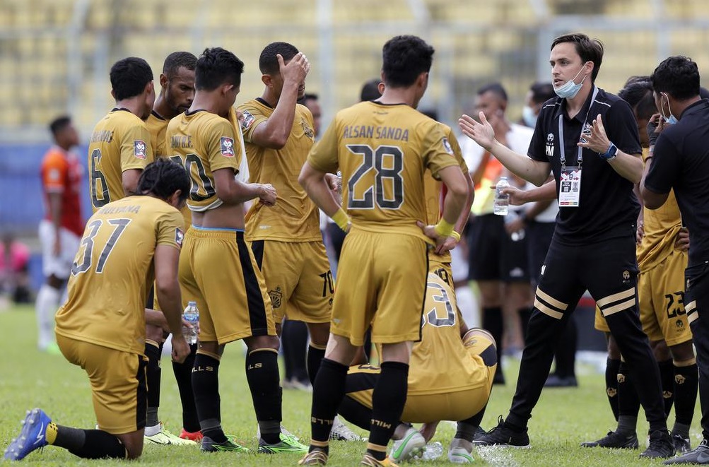 Pemain Bhayangkara Solo FC mendapat arahan dari sang pelatih Paul Munster