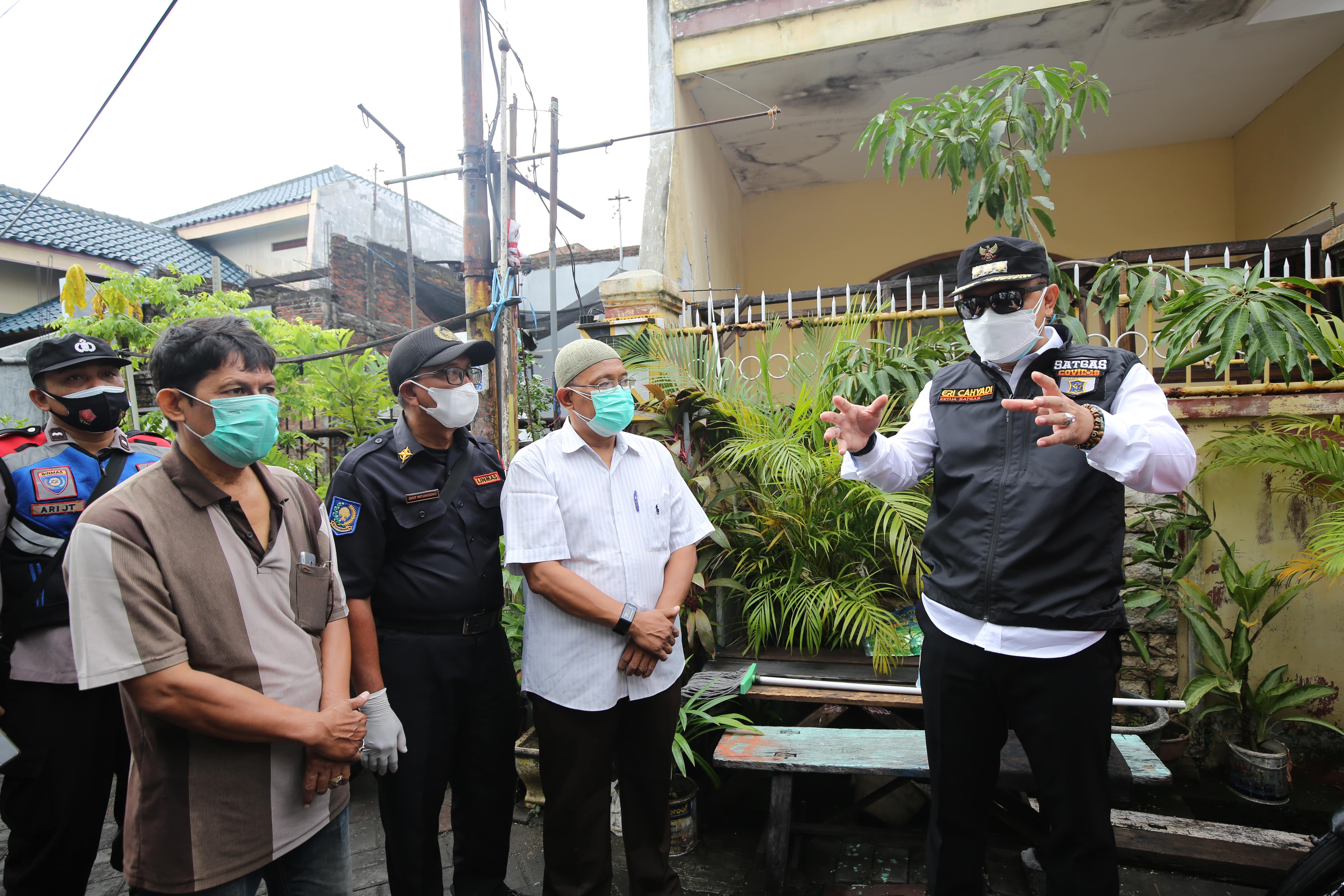 Wali Kota Surabaya, Eri Cahyadi saat berkeliling kampung
