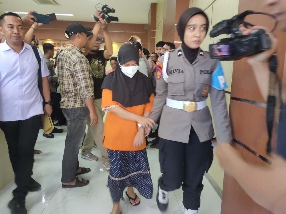 Ditpolair Polda Jatim mengamankan seorang wanita penjual bom bondet ke Bombana, Sulawesi Tenggara
