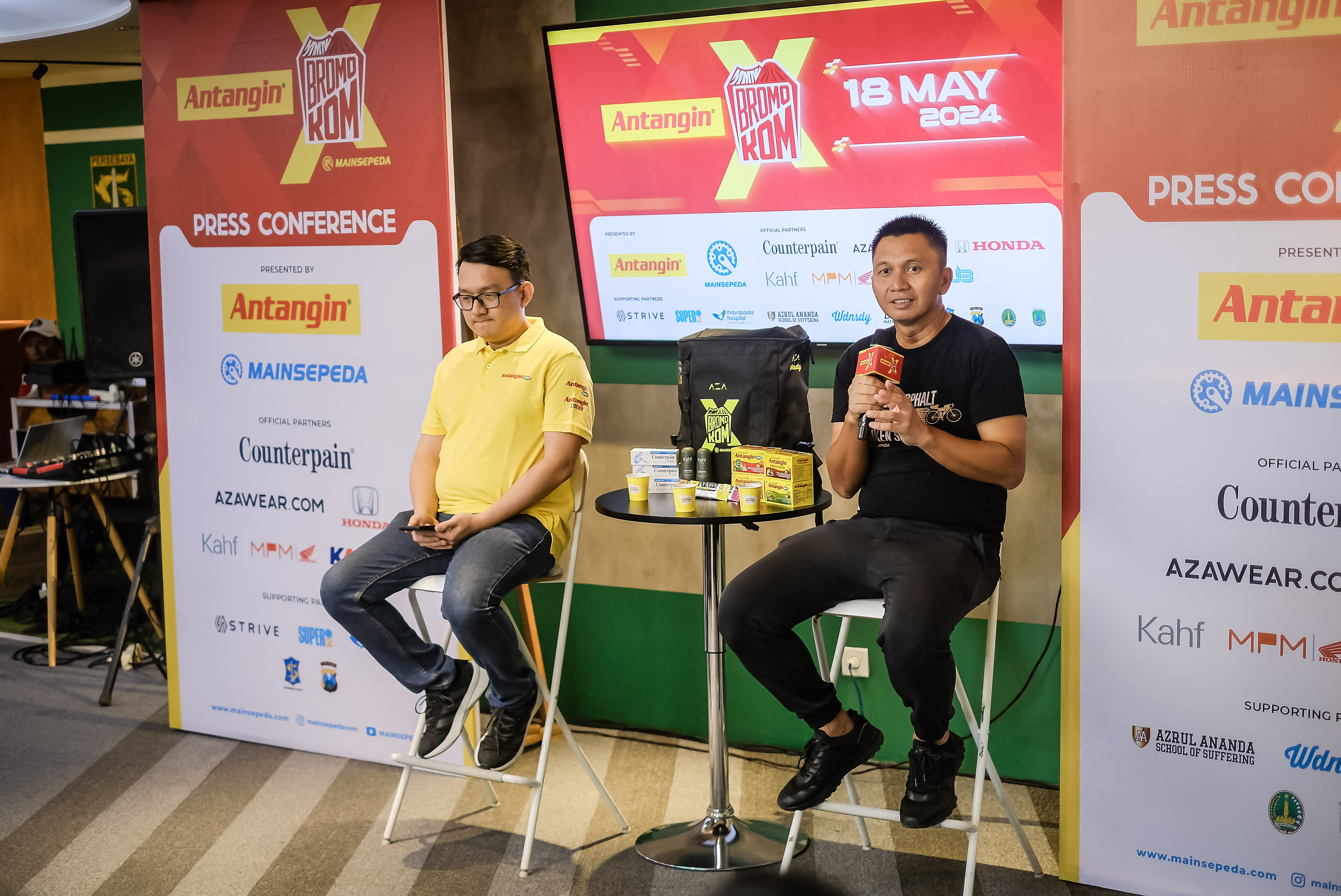 Azrul Ananda dan Senior Brand Manager Antangin, Haryanto Hadi Widjaja, dalam konferensi pers Antangin Bromo KOM X di kantor DBL