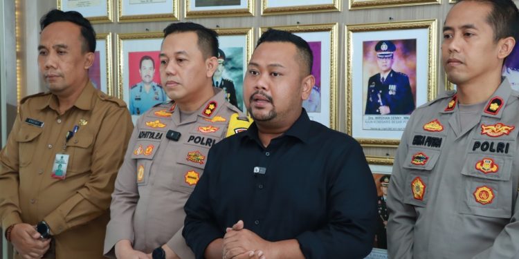 Bupati Fandi Akhmad Yani mendatangi Mapolres Gresik (Foto: Tribratanews) 