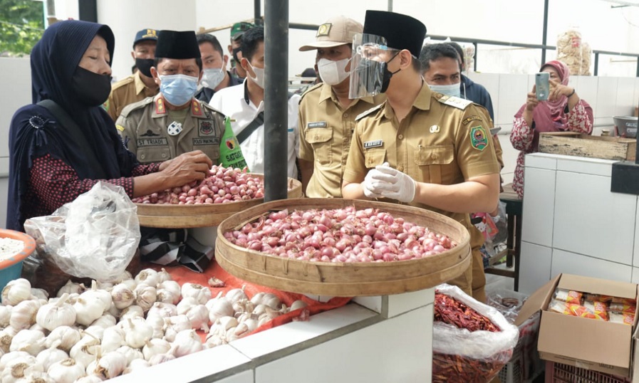 Bupati Trenggalek Mochamad Nur Arifin melakukan pemantauan harga kebutuhan pokok di pasar, Selasa (13/4/2021). 